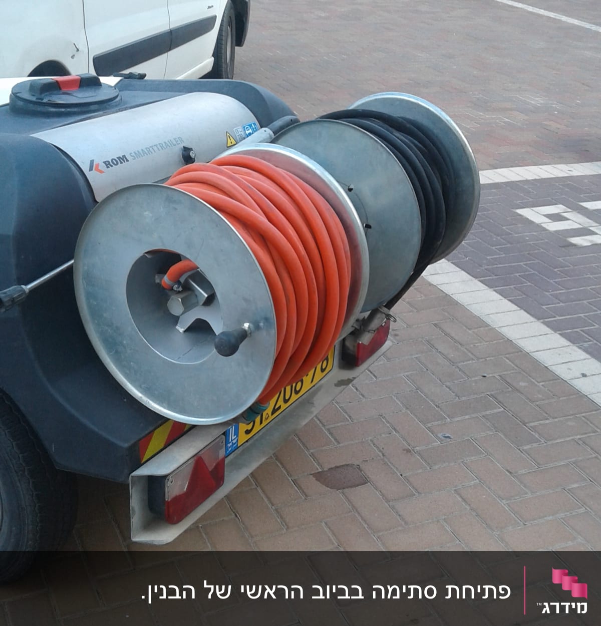 משאית עם צינורות כתומים ושחורים על תוף